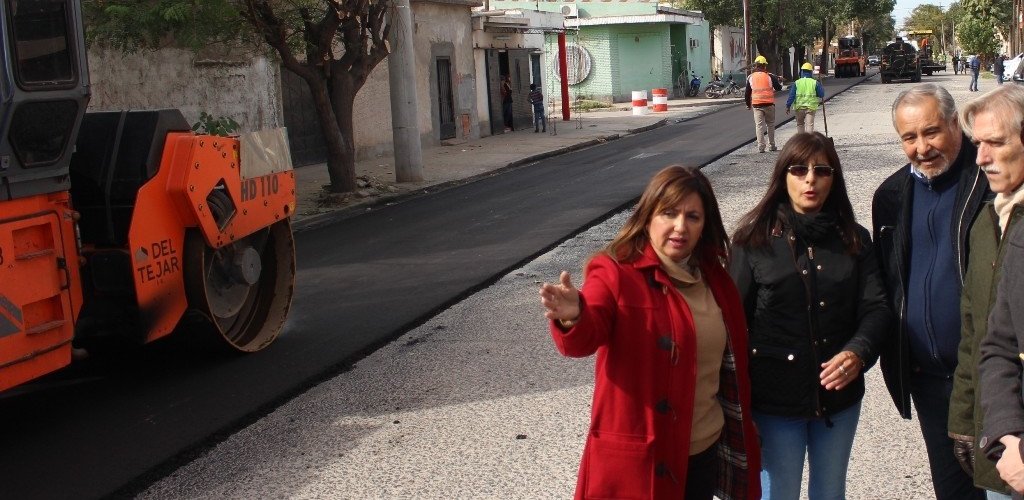 La Intendente Fuentes recorrió el reencarpetado de calles en la zona norte de la Capital
