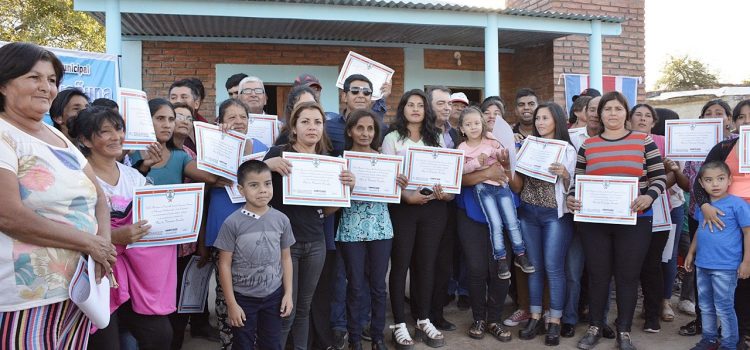 Entregan viviendas sociales en Vaca Huañuna