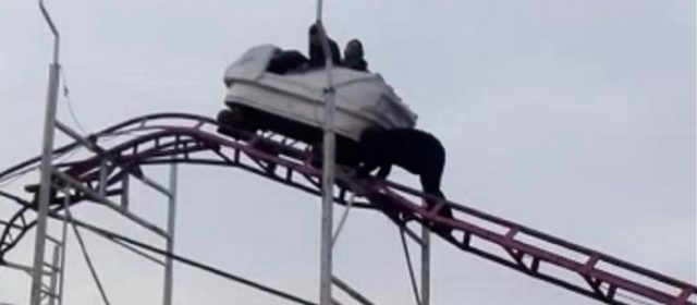Pánico en un parque de diversiones en La Pampa: una pareja quedó atrapada en una montaña rusa
