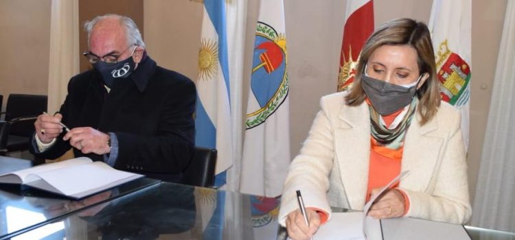 La intendente Fuentes y el secretario de Deportes de la provincia firmaron convenio para que clubes adhieran a la campaña de reciclaje de plástico