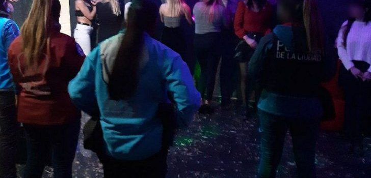 Desarticularon una fiesta clandestina con más de 100 personas y un karaoke
