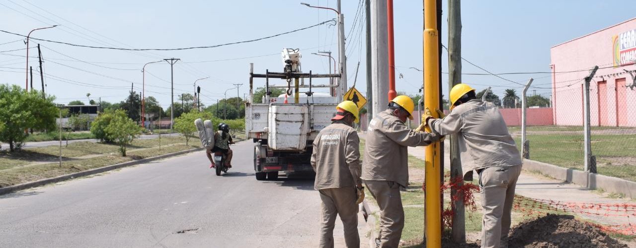 La Capital trabaja en la instalación de semáforos Led en Lamadrid y Colón