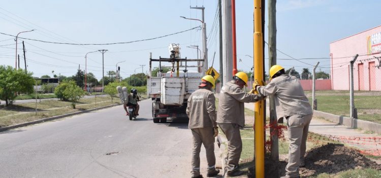 La Capital trabaja en la instalación de semáforos Led en Lamadrid y Colón
