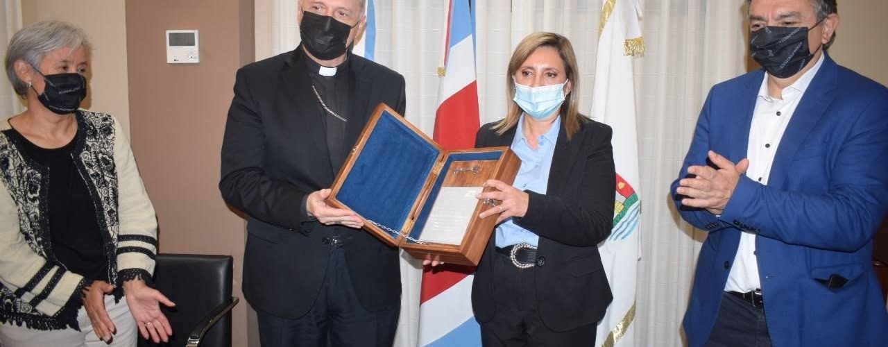La intendente Fuentes entregó el decreto de visitante ilustre al monseñor Torrado Mosconi
