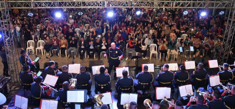 Gran convocatoria en la actuación de la Banda de Música de la Policía en el Óvalo del parque Sur