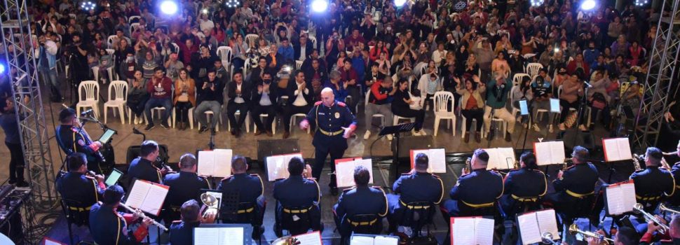 Gran convocatoria en la actuación de la Banda de Música de la Policía en el Óvalo del parque Sur